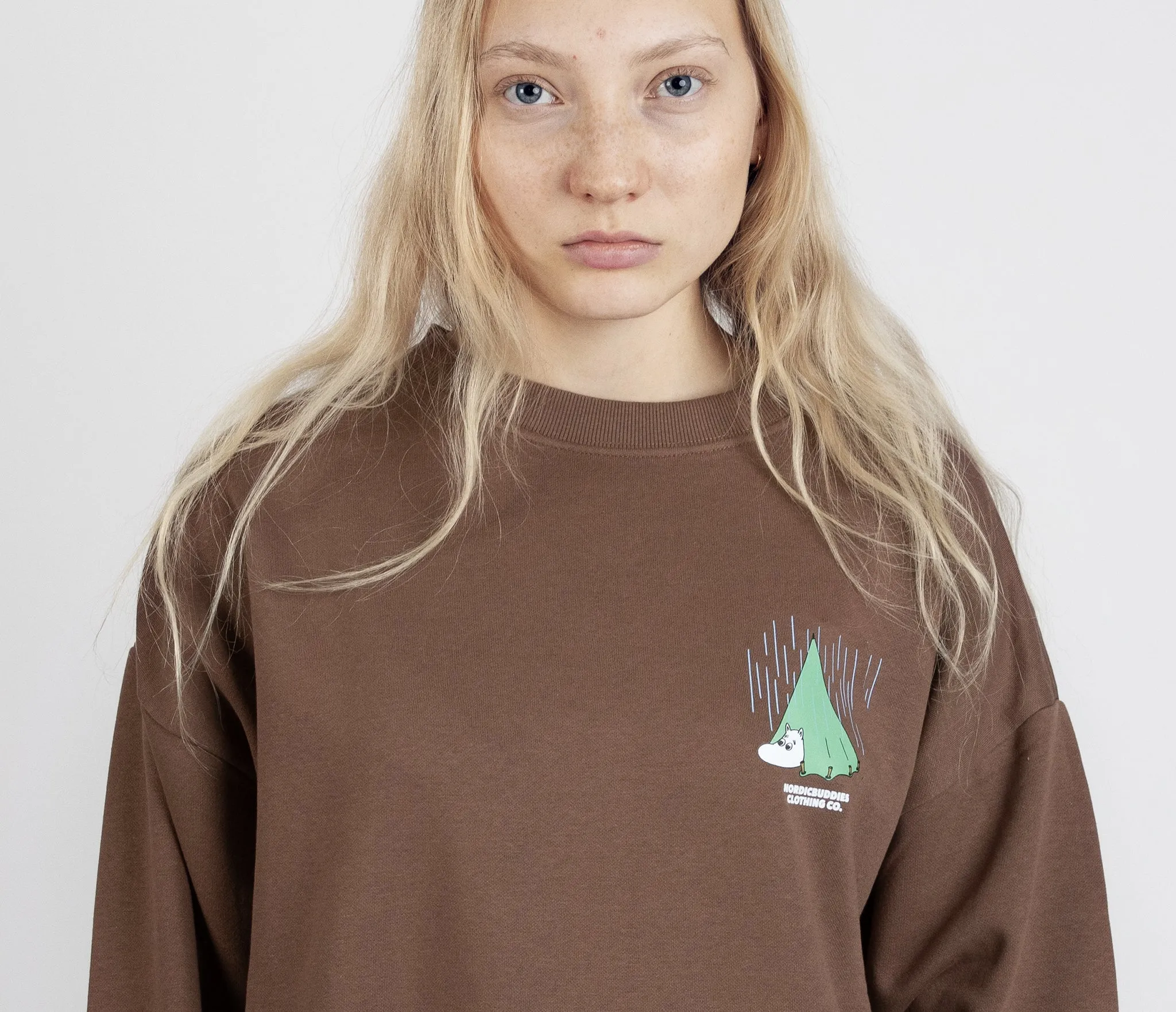 Moomintroll Camping Crewneck College Unisex - Brown